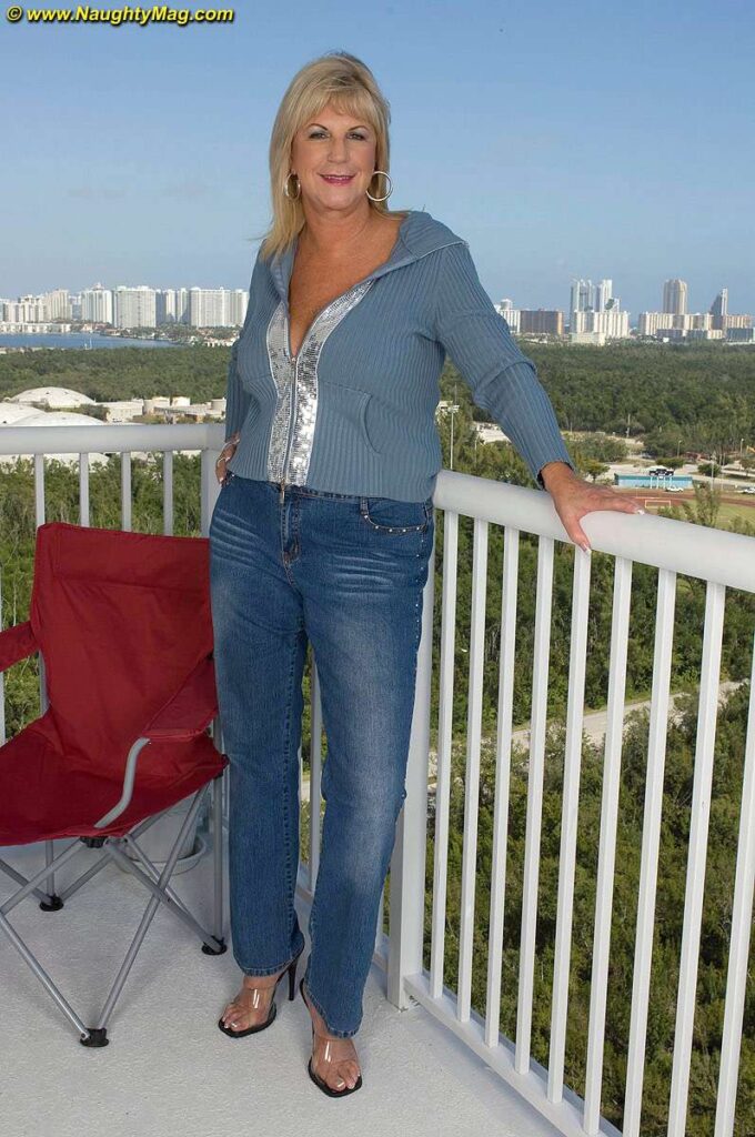 Mature blonde Anneke Nordstrum masturbates with a huge dildo. Mature female masturbation video. Free paris hilton and rick solomon sex tape. Big boobs models photo.
